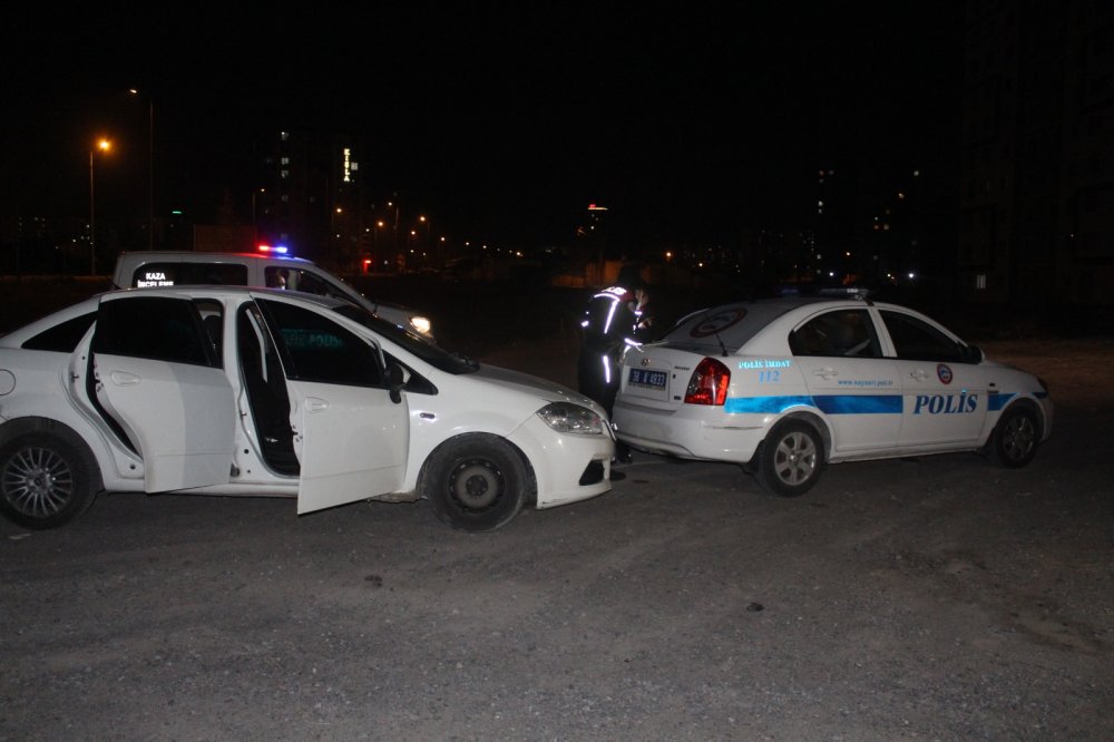 Kayseri'de polis aracına çarpan otomobildeki 2 kişi, yaya olarak kaçtı
