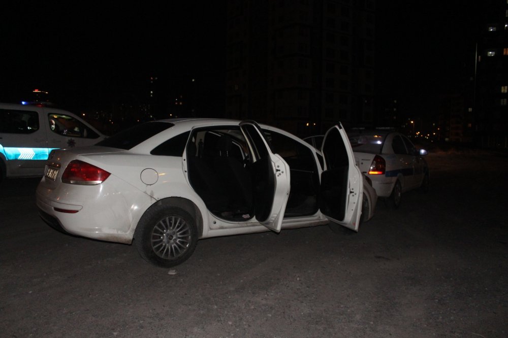 Kayseri'de polis aracına çarpan otomobildeki 2 kişi, yaya olarak kaçtı