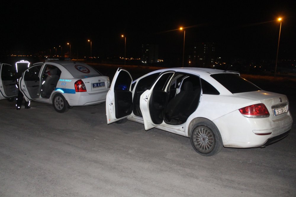 Kayseri'de polis aracına çarpan otomobildeki 2 kişi, yaya olarak kaçtı