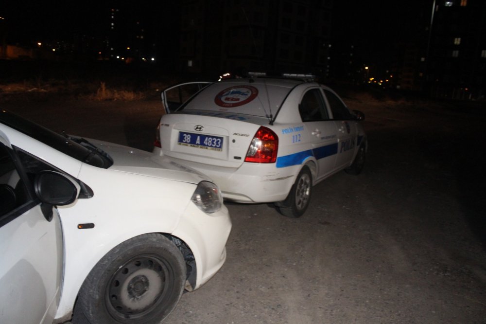 Kayseri'de polis aracına çarpan otomobildeki 2 kişi, yaya olarak kaçtı
