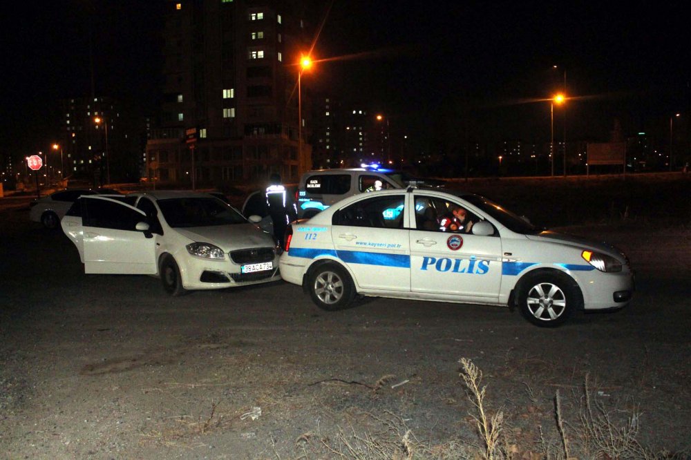 Kayseri'de polis aracına çarpan otomobildeki 2 kişi, yaya olarak kaçtı