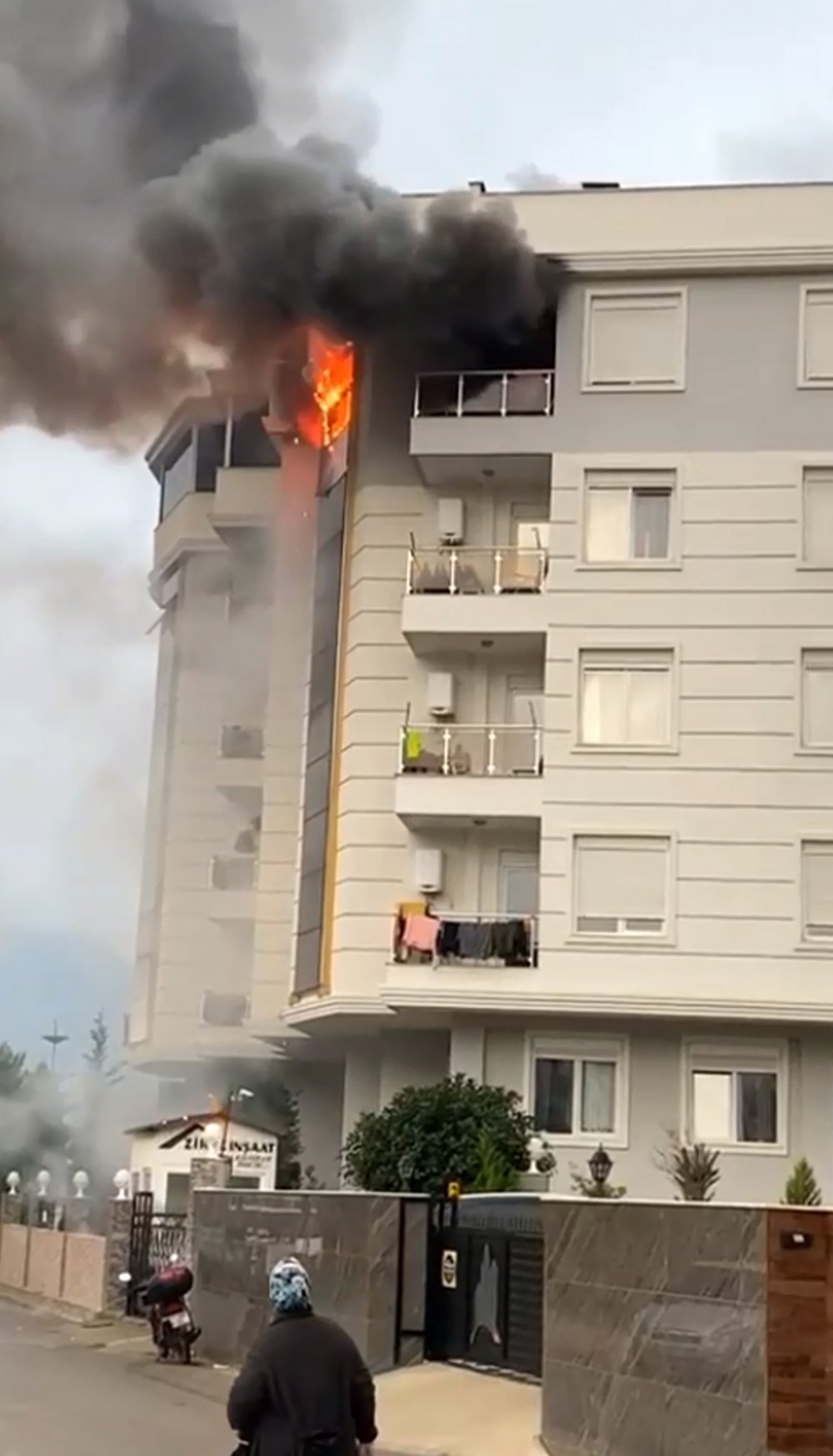 Kiracı 'Allah belanızı versin' yazılı not bırakıp evini yaktı