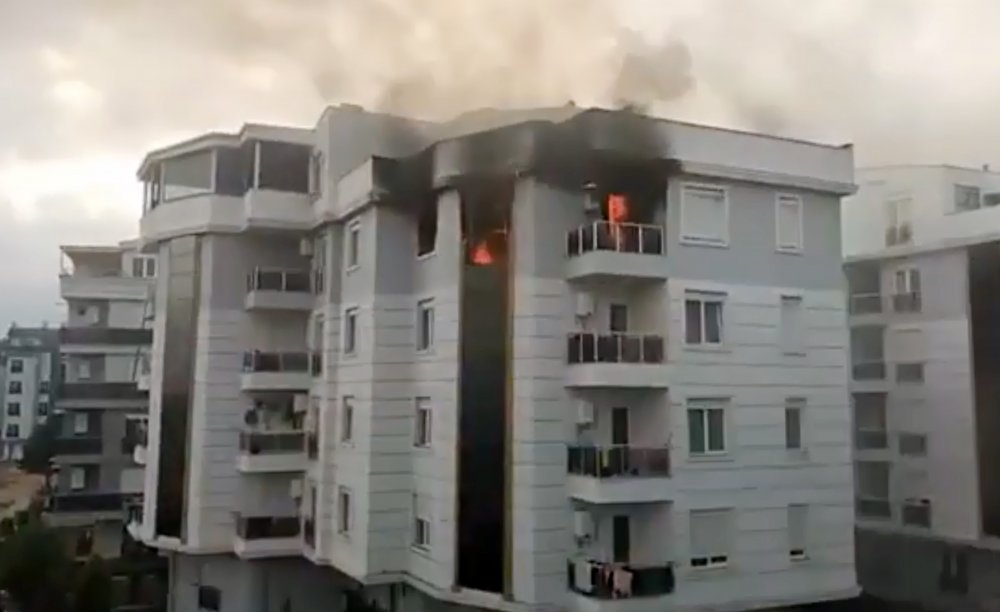 Kiracı 'Allah belanızı versin' yazılı not bırakıp evini yaktı