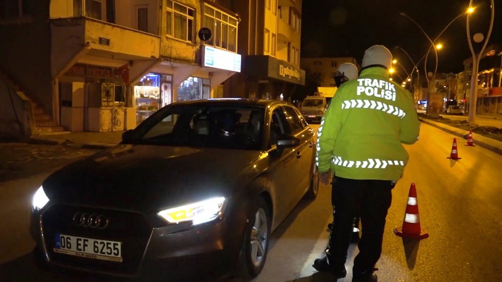 Kısıtlamayı ihlal edip, polislere sinirlenen sürücü: Yaz kardeşim