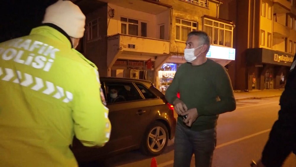 Kısıtlamayı ihlal edip, polislere sinirlenen sürücü: Yaz kardeşim