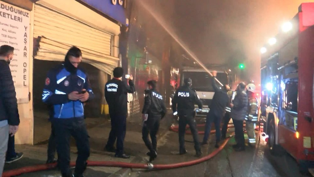 Maltepe'de geri dönüşüm deposu alev alev yandı, mahalleli depo sahibine saldırdı