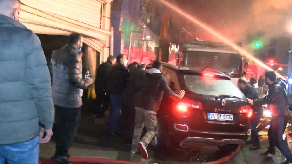 Maltepe'de geri dönüşüm deposu alev alev yandı, mahalleli depo sahibine saldırdı