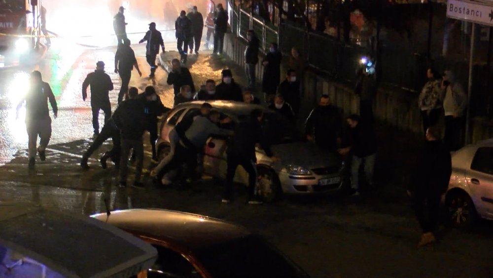 Maltepe'de geri dönüşüm deposu alev alev yandı, mahalleli depo sahibine saldırdı