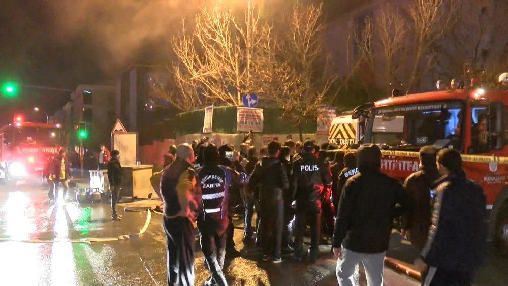 Maltepe'de geri dönüşüm deposu alev alev yandı, mahalleli depo sahibine saldırdı