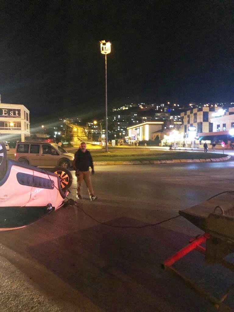Refüje çarpıp, takla atan otomobilin sürücüsü yaralandı