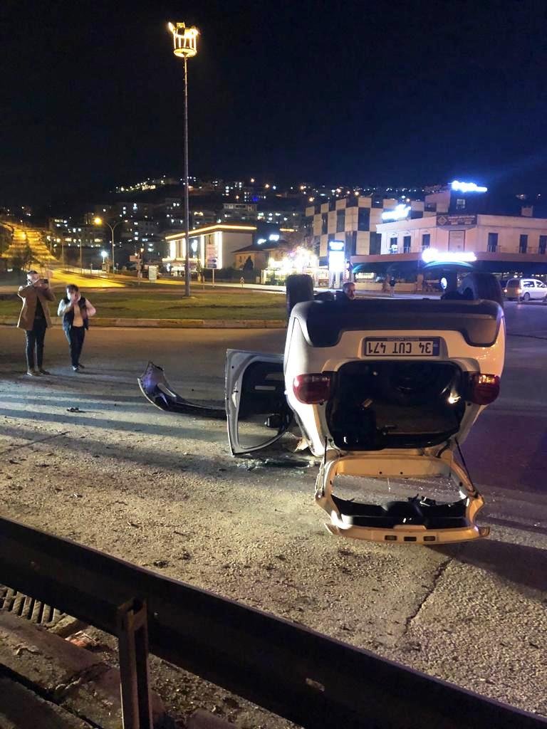 Refüje çarpıp, takla atan otomobilin sürücüsü yaralandı