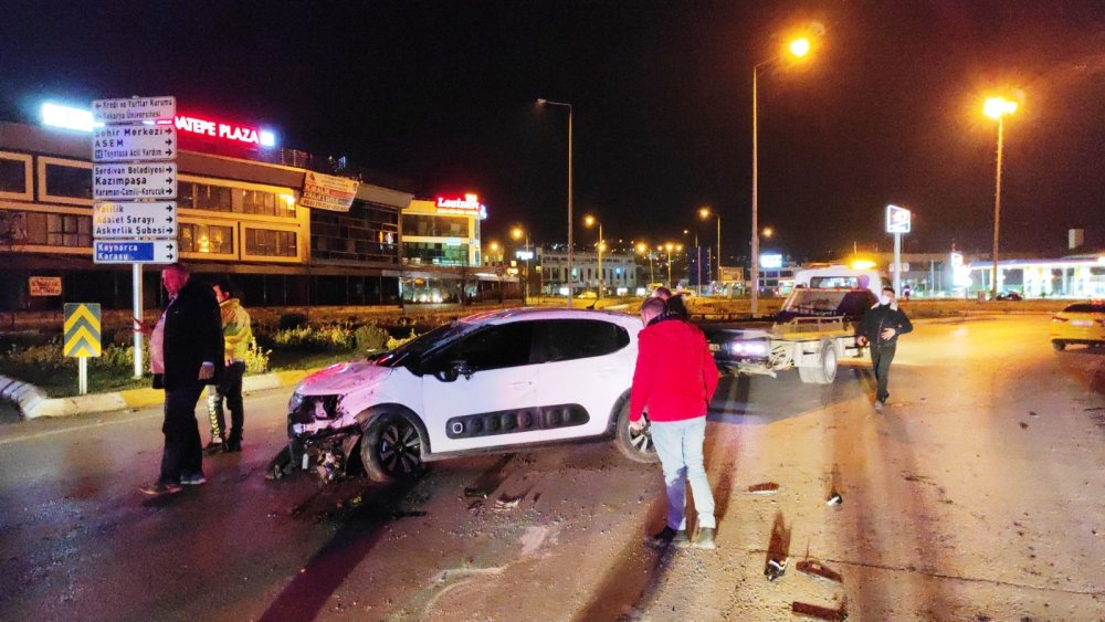 Refüje çarpıp, takla atan otomobilin sürücüsü yaralandı