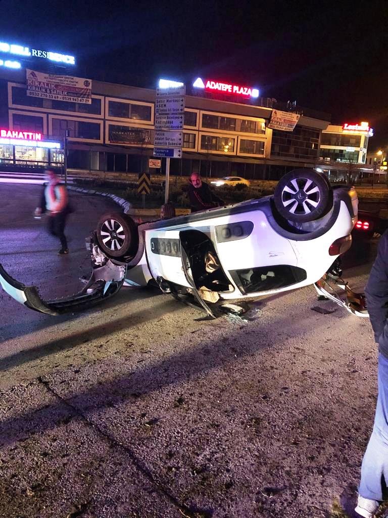 Refüje çarpıp, takla atan otomobilin sürücüsü yaralandı