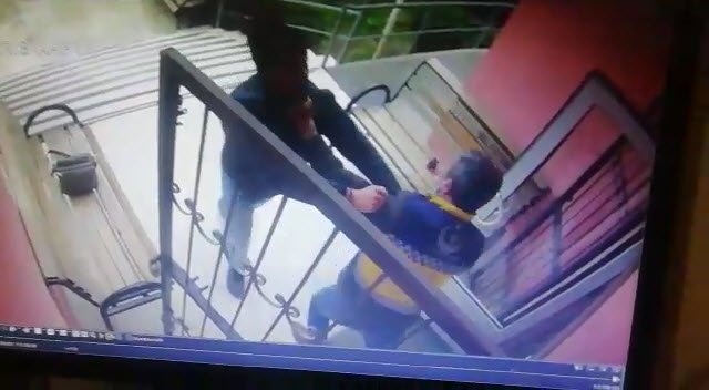 Sağlıkçılara küfreden kişi, ambulans şoförünce etkisiz hale getirildi