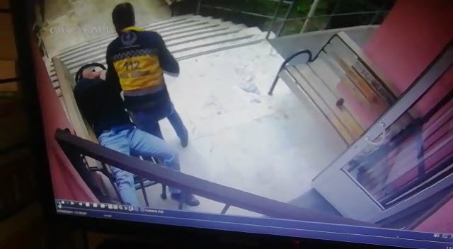 Sağlıkçılara küfreden kişi, ambulans şoförünce etkisiz hale getirildi