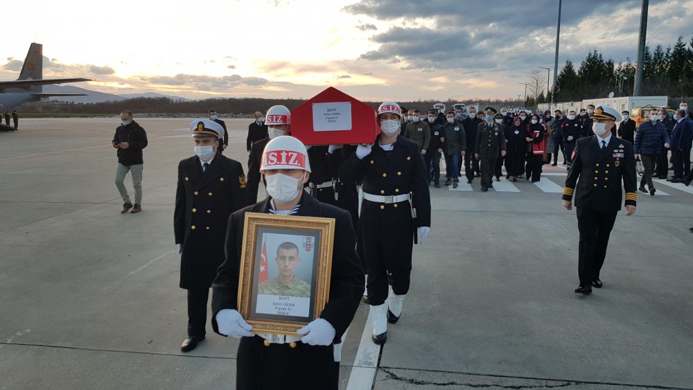 Şehit askerin cenazesi törenle karşılandı