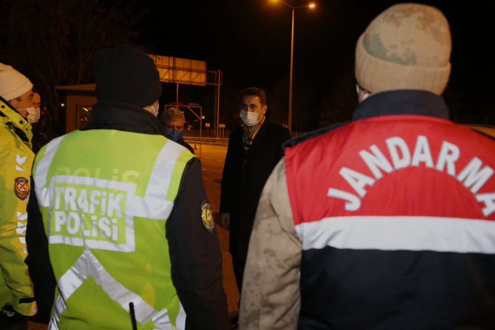Tokat'ta başkandan kısıtlamada güvenlik güçlerine kestane ikramı