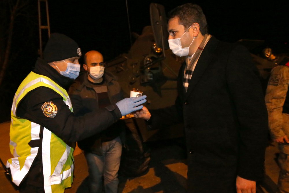Tokat'ta başkandan kısıtlamada güvenlik güçlerine kestane ikramı