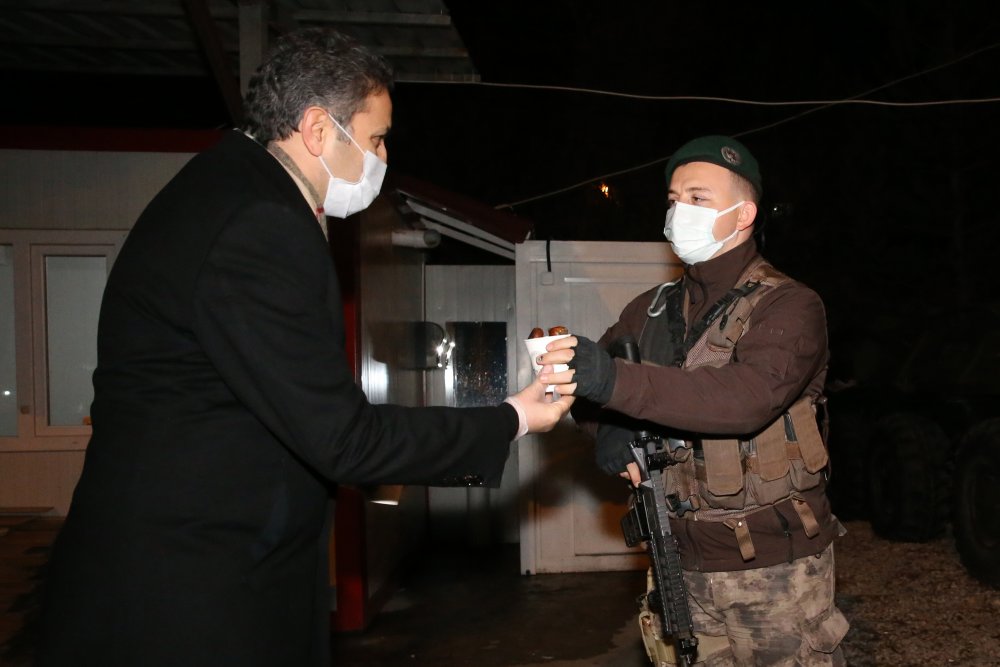 Tokat'ta başkandan kısıtlamada güvenlik güçlerine kestane ikramı