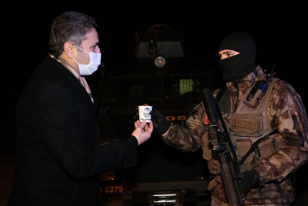 Tokat'ta başkandan kısıtlamada güvenlik güçlerine kestane ikramı