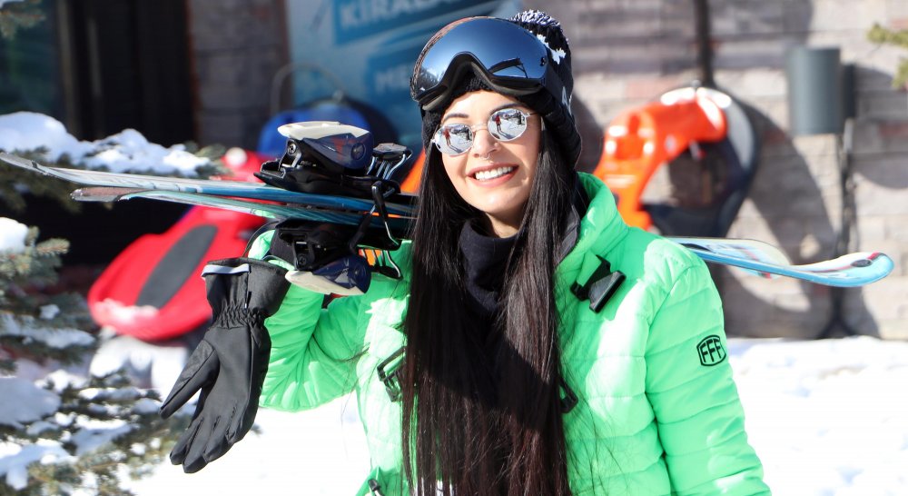 Yarıyıl tatilindeki şanslı öğrenciler, kayak pistlerinde stres atıyor 
