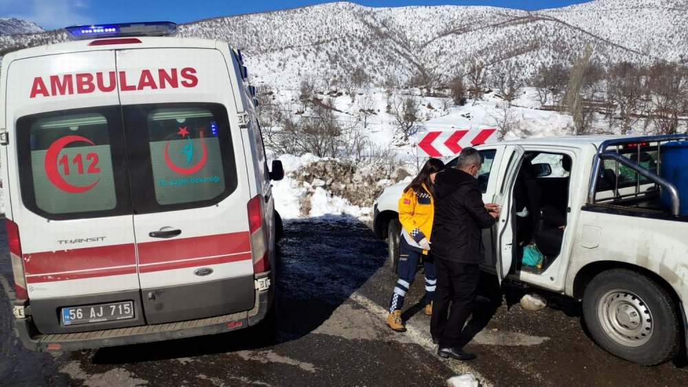 Yolu kapalı köyde başından yaralanan çocuk, iş makinesiyle ambulansa ulaştırıldı