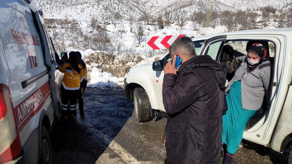 Yolu kapalı köyde başından yaralanan çocuk, iş makinesiyle ambulansa ulaştırıldı