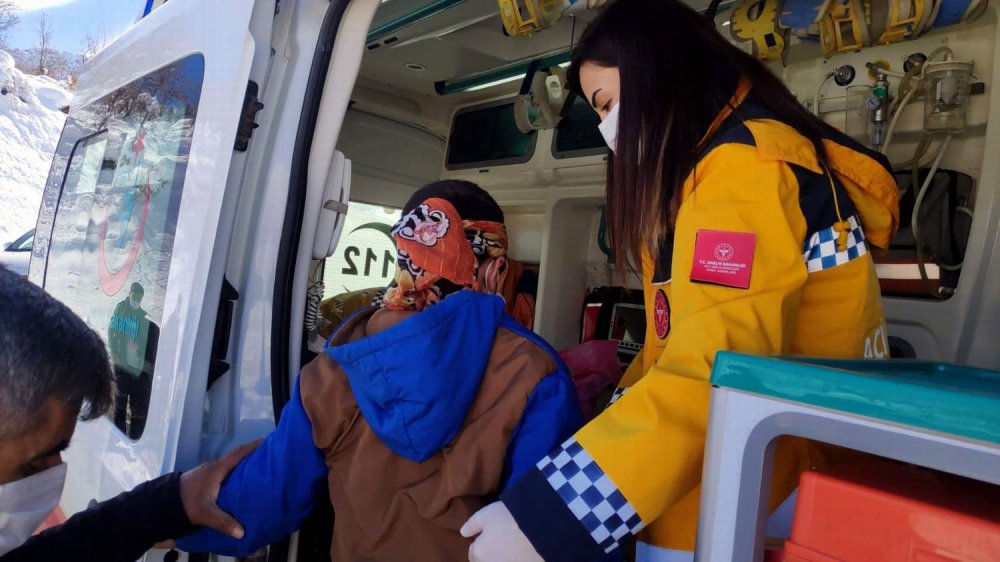 Yolu kapalı köyde başından yaralanan çocuk, iş makinesiyle ambulansa ulaştırıldı