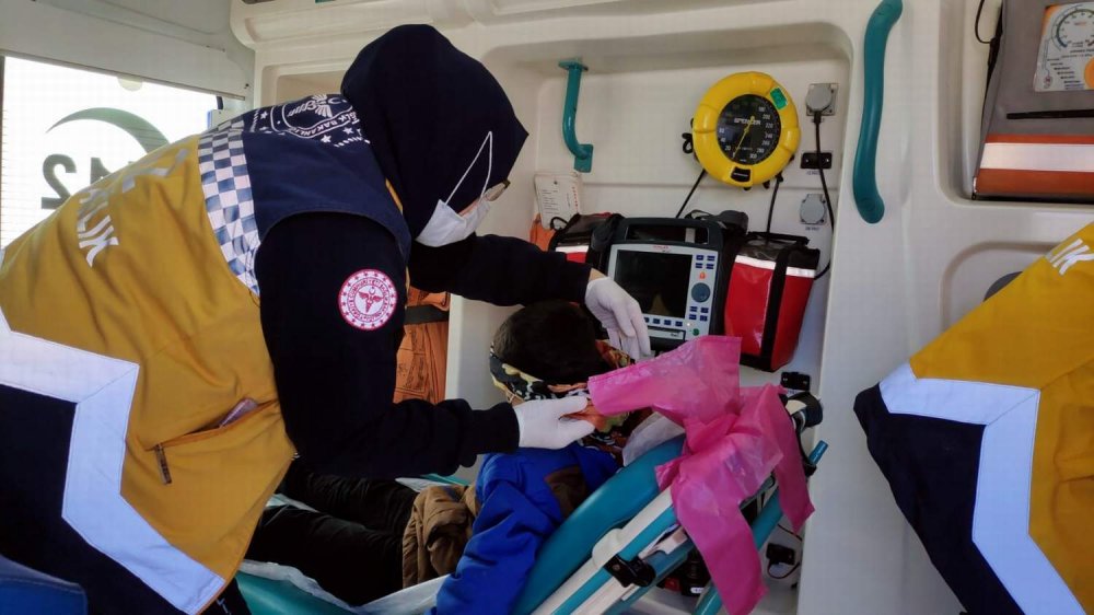 Yolu kapalı köyde başından yaralanan çocuk, iş makinesiyle ambulansa ulaştırıldı