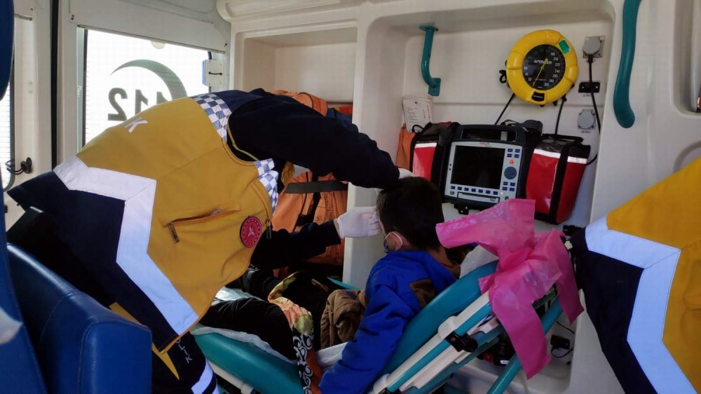 Yolu kapalı köyde başından yaralanan çocuk, iş makinesiyle ambulansa ulaştırıldı