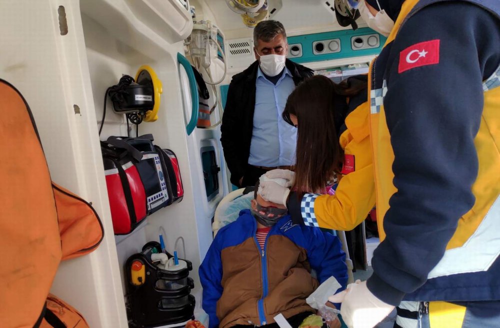 Yolu kapalı köyde başından yaralanan çocuk, iş makinesiyle ambulansa ulaştırıldı