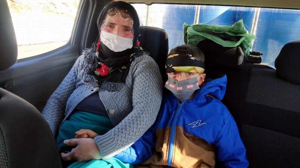 Yolu kapalı köyde başından yaralanan çocuk, iş makinesiyle ambulansa ulaştırıldı