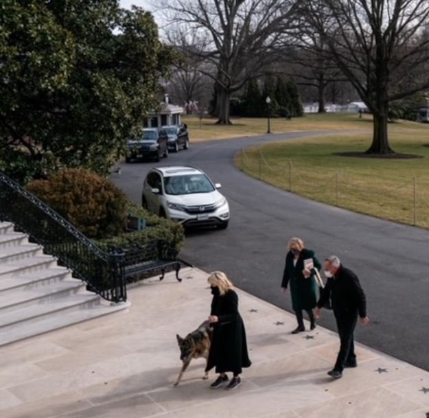 ABD Başkanı Joe Biden sahiplendiği iki köpeği Beyaz Saray’a taşıdı