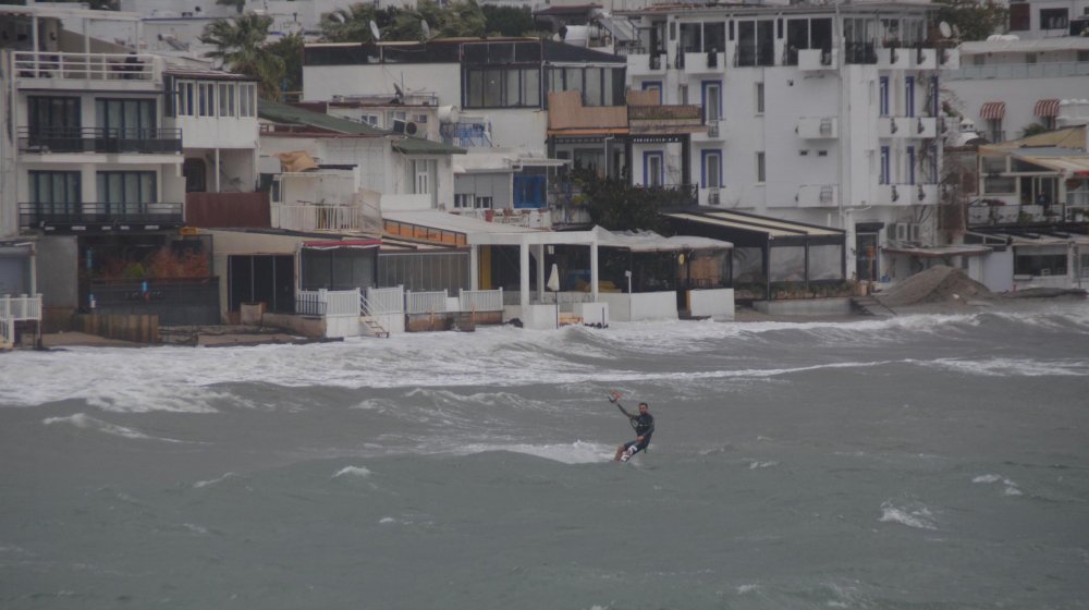 Bodrum'da fırtınada kitesurf yaptı