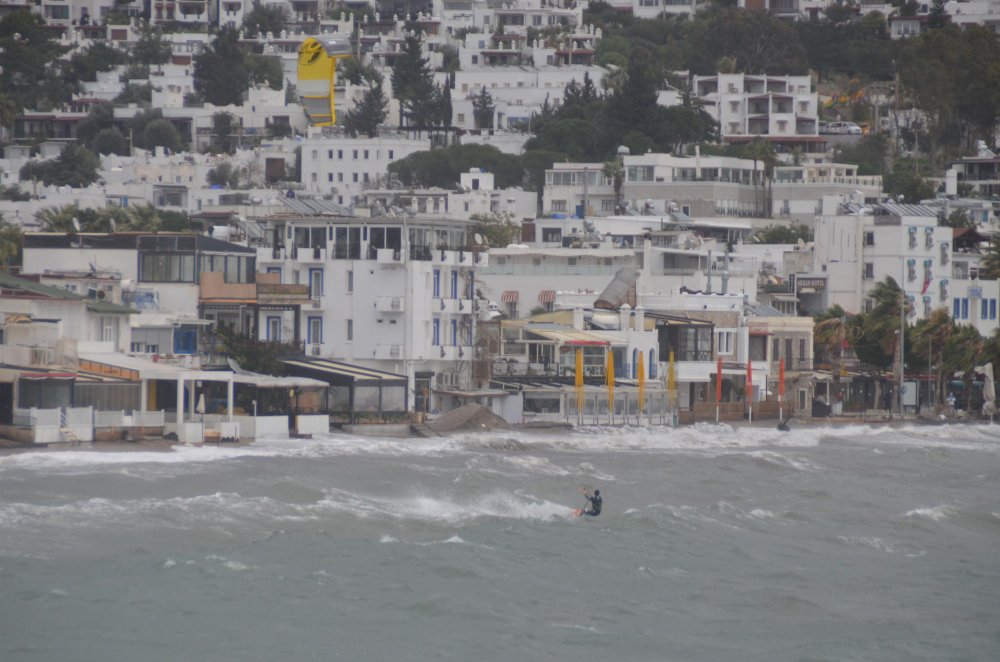 Bodrum'da fırtınada kitesurf yaptı