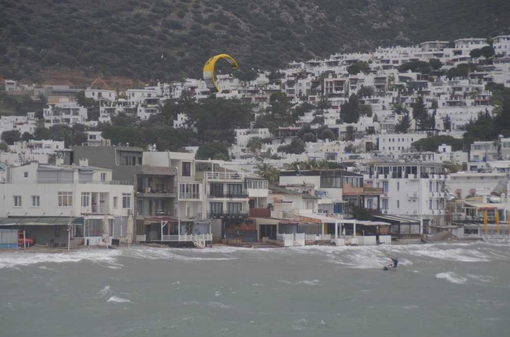 Bodrum'da fırtınada kitesurf yaptı