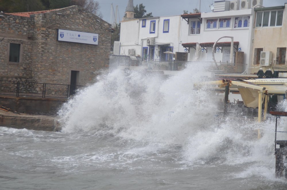 Bodrum'da fırtınada kitesurf yaptı