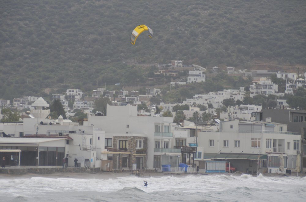 Bodrum'da fırtınada kitesurf yaptı