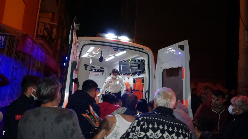Bornova'da ev yangını: 1 ölü, 1 yaralı