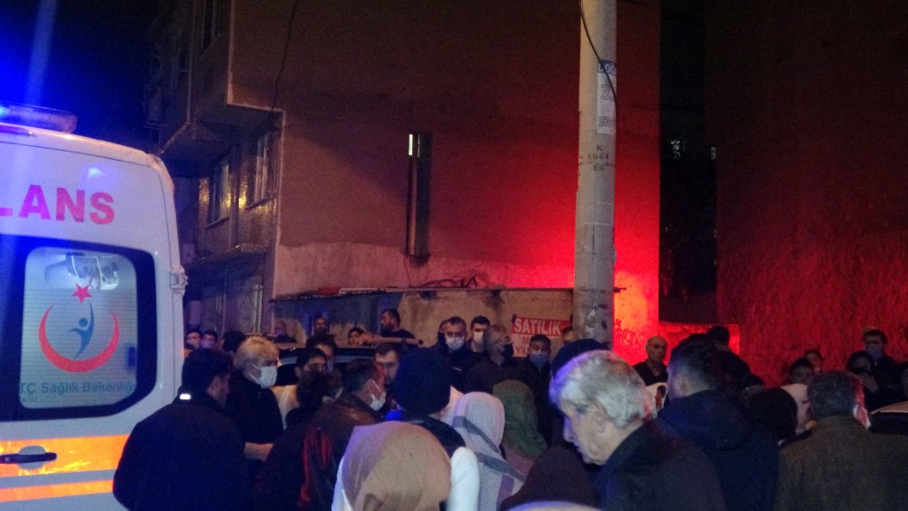 Bornova'da ev yangını: 1 ölü, 1 yaralı