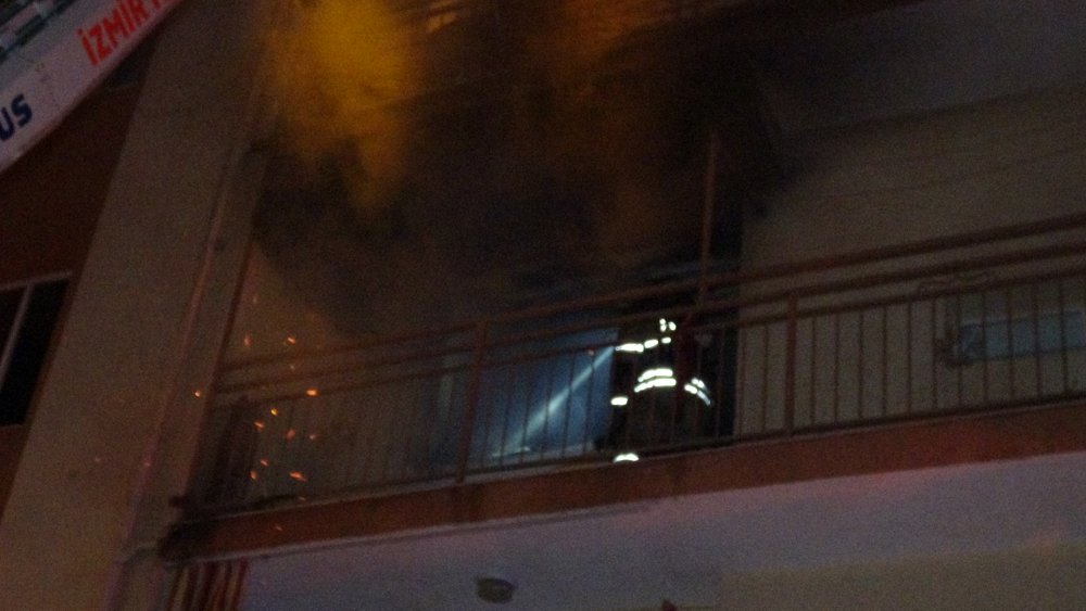 Bornova'da ev yangını: 1 ölü, 1 yaralı