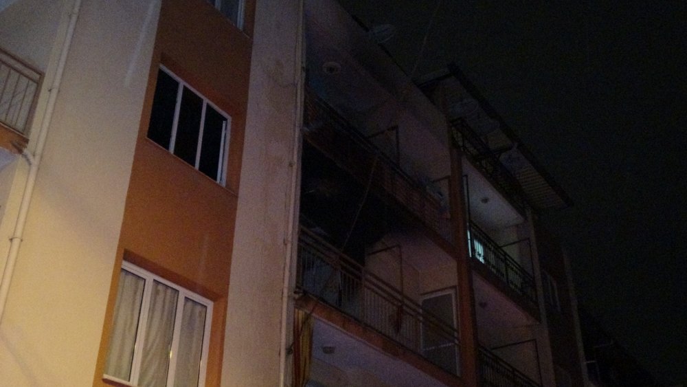 Bornova'da ev yangını: 1 ölü, 1 yaralı