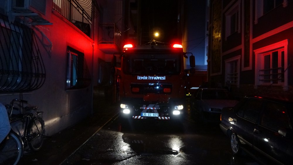 Bornova'da ev yangını: 1 ölü, 1 yaralı