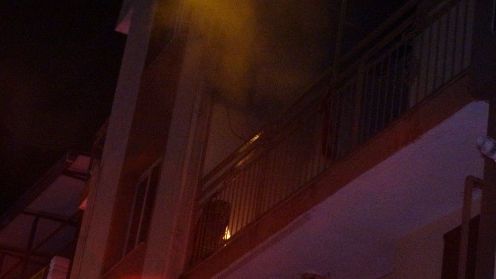 Bornova'da ev yangını: 1 ölü, 1 yaralı