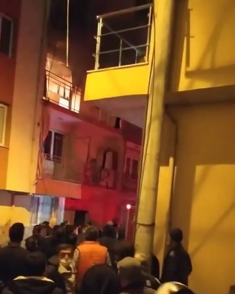 İzmir'de bir kadının hayatını  kaybettiği yangında dumandan etkilenen kişi, olay anını anlattı