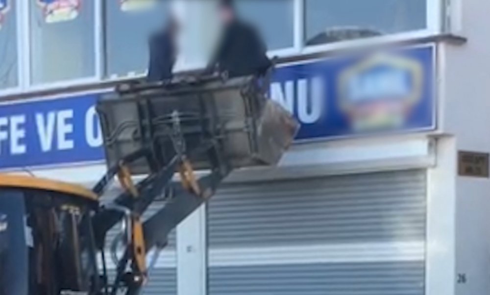 Kısıtlamaya rağmen kumara iş makineli baskın; 27 kişiye 85 bin TL ceza