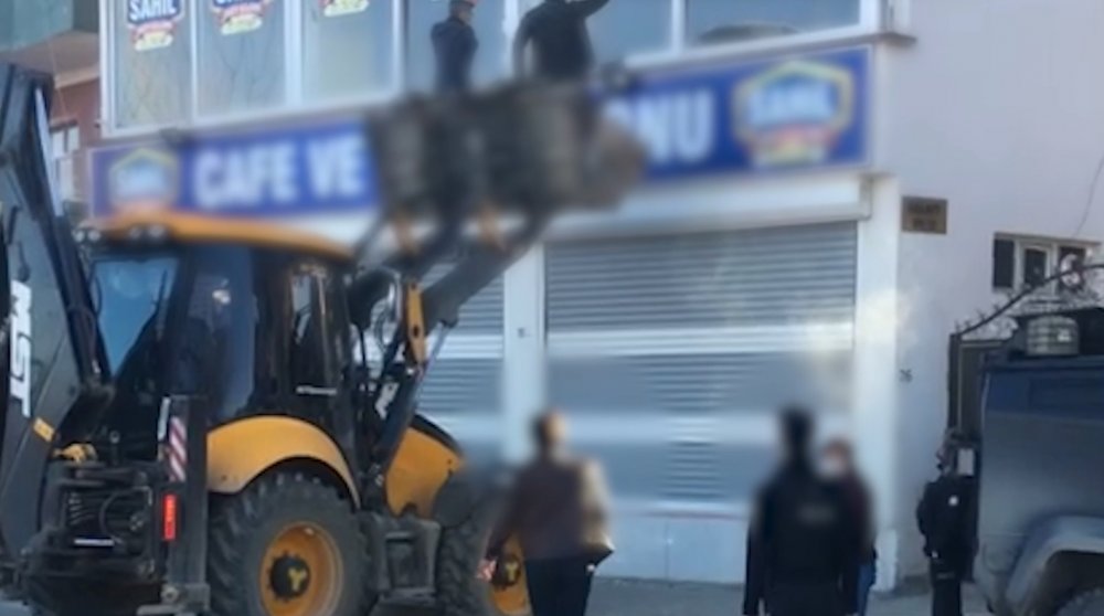Kısıtlamaya rağmen kumara iş makineli baskın; 27 kişiye 85 bin TL ceza