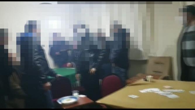Koçbaşı ile kapıyı kırıp kumar oynayanları yakaladılar