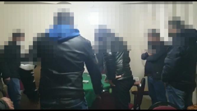 Koçbaşı ile kapıyı kırıp kumar oynayanları yakaladılar