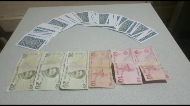 Koçbaşı ile kapıyı kırıp kumar oynayanları yakaladılar